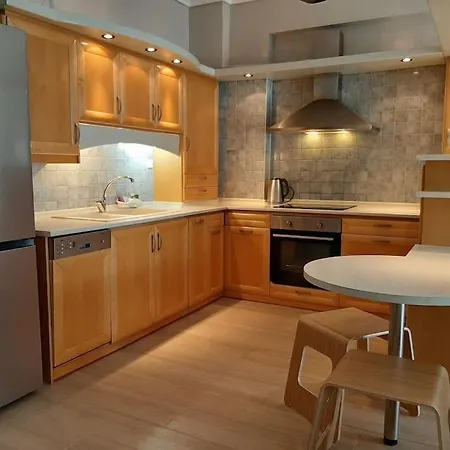 Spacious And Comfy By Golden Host Apartment
