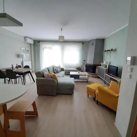 Spacious And Comfy By Golden Host Apartment